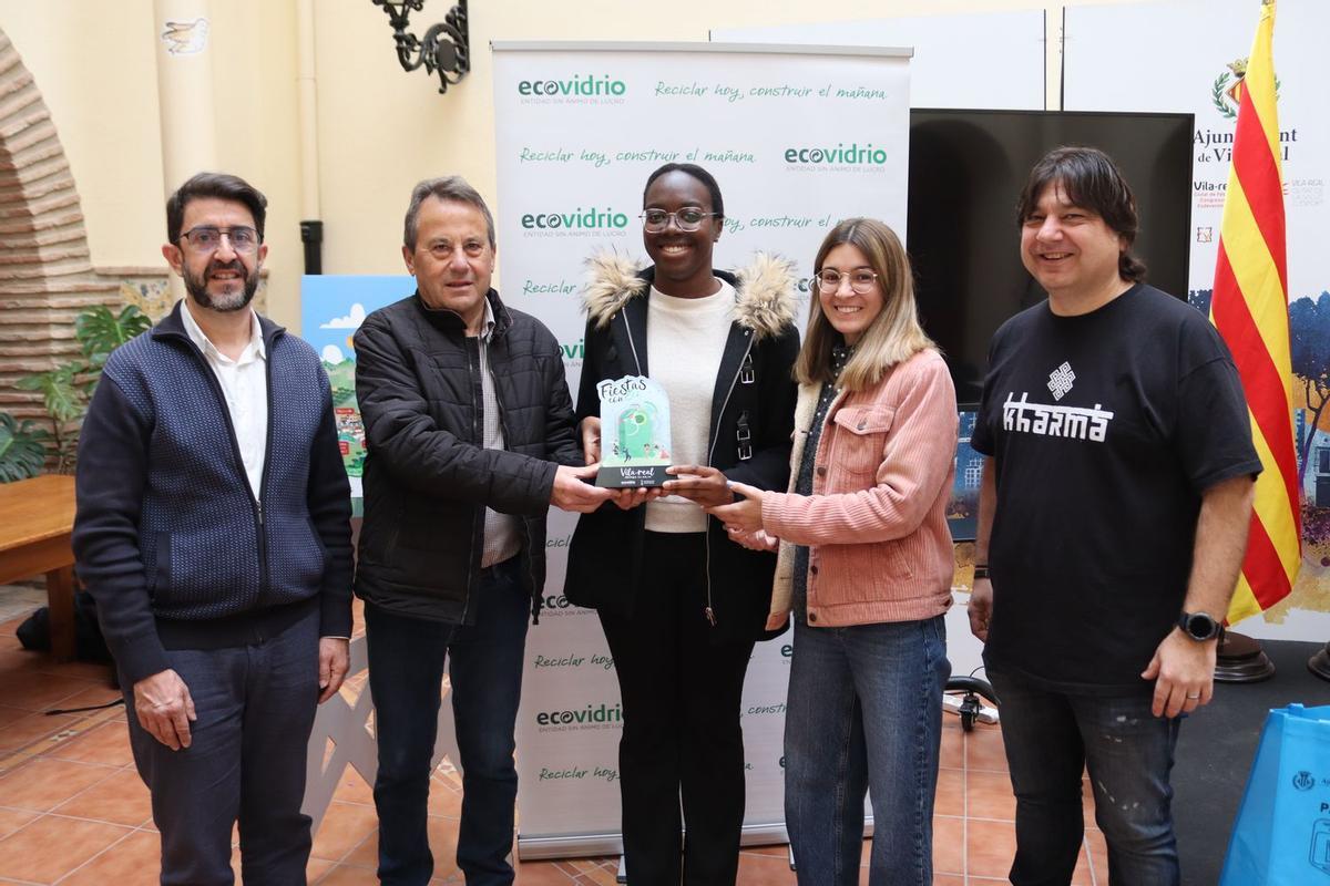 Autoridades y representantes festivas de Vila-real recogieron el reconocimiento por el éxito de la campaña de Ecovidrio durante las fiestas patronales.