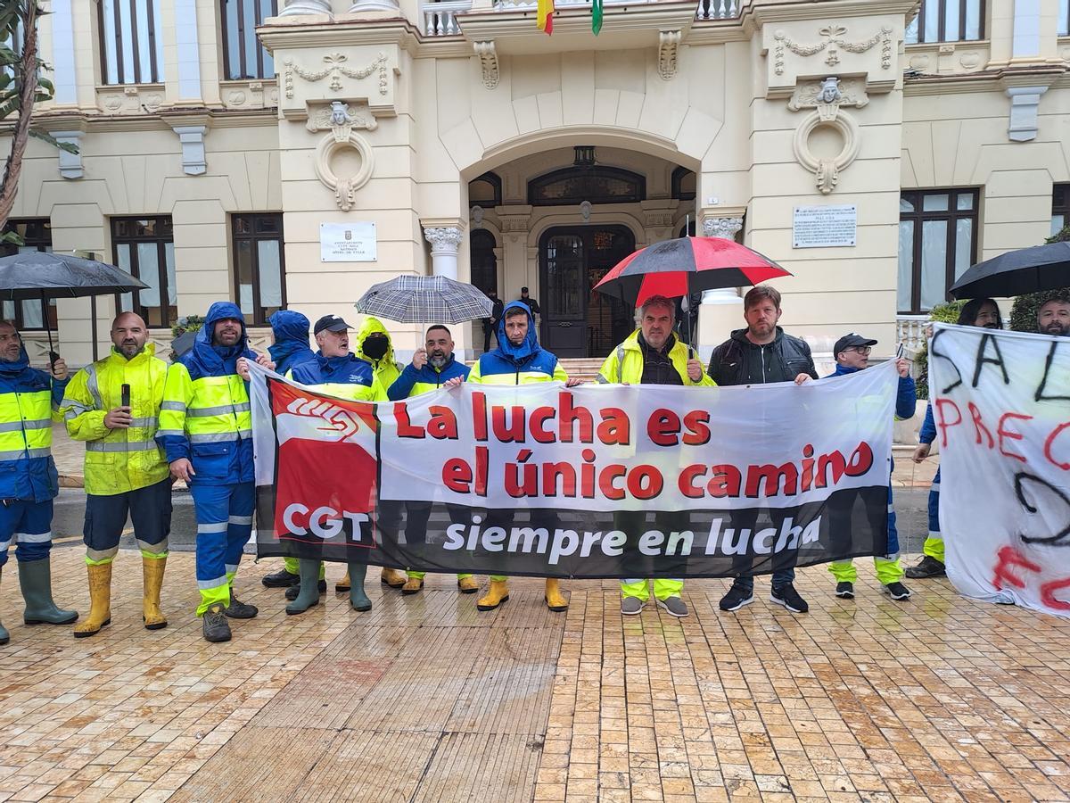 Trabajadores de EMASA se manifiestan ante la sede del Ayuntamiento de Málaga.
