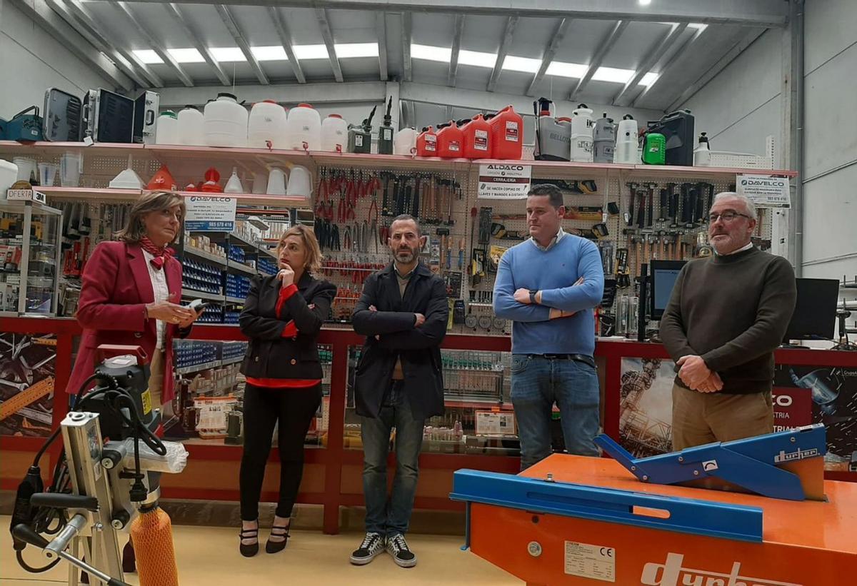 Por la izquierda, Esther Díaz, Susana Madera, Ángel García, Jaime Pérez y David González, ayer, en la nueva sede de Aldaco en Siero. | Luján Palacios