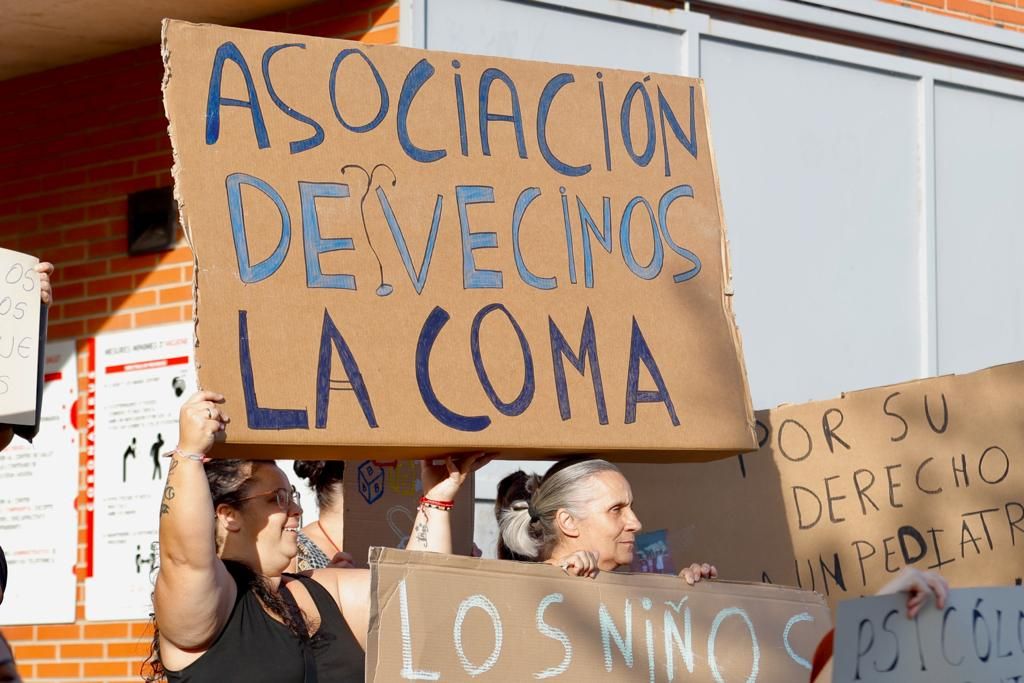 Los vecinos del barrio de La Coma se manifiestan por los servicios médicos inexistentes