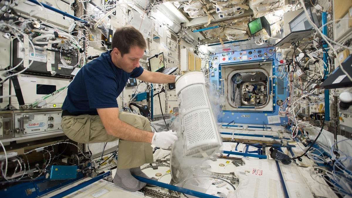 El astronauta Thomas Pesquet inserta muestras de sangre en el congelador científico a bordo de la EEI.