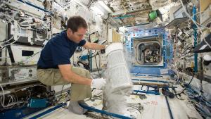 El astronauta Thomas Pesquet inserta muestras de sangre en el congelador científico a bordo de la EEI.