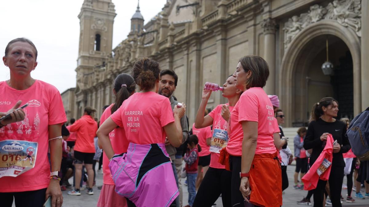 Varias corredoras charlan al llegar a la meta en la plaza del Pilar