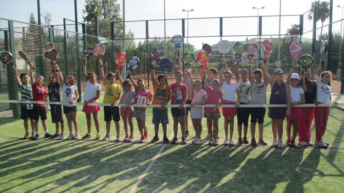 Varios de los jóvenes durante una de las clases en Tenis Drive.