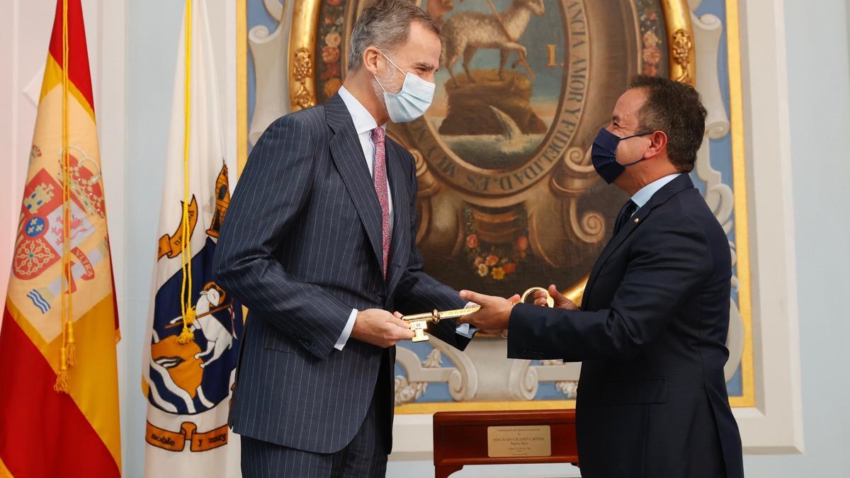 Felipe VI (i), se reúne con el alcalde de San Juan, Miguel A. Romero.