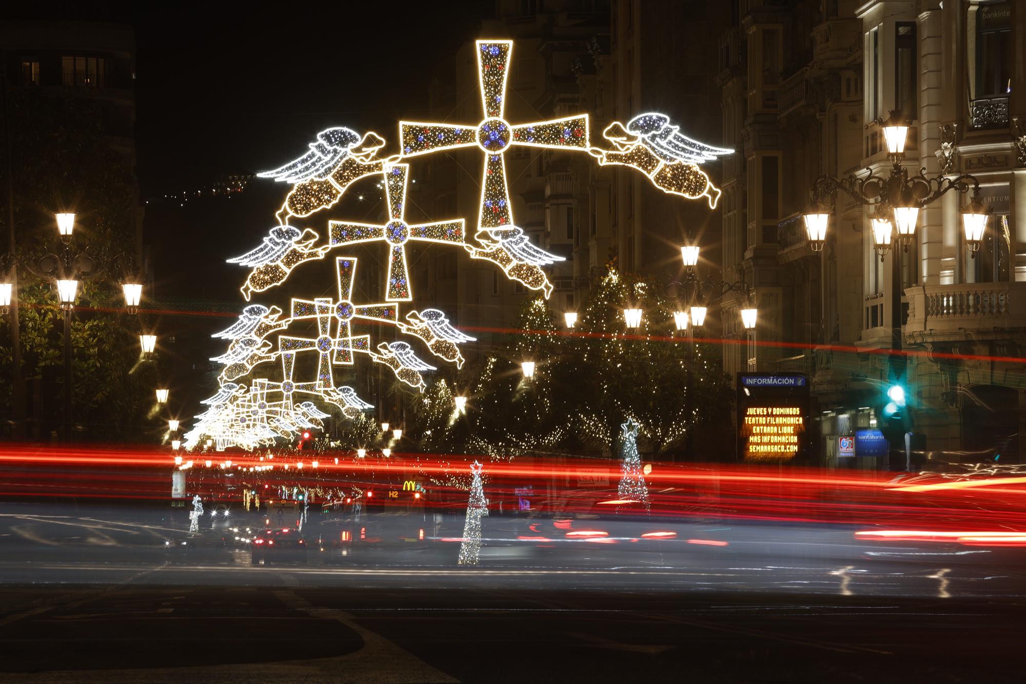 El espíritu navideño desborda de luz y de gente las calles de Oviedo