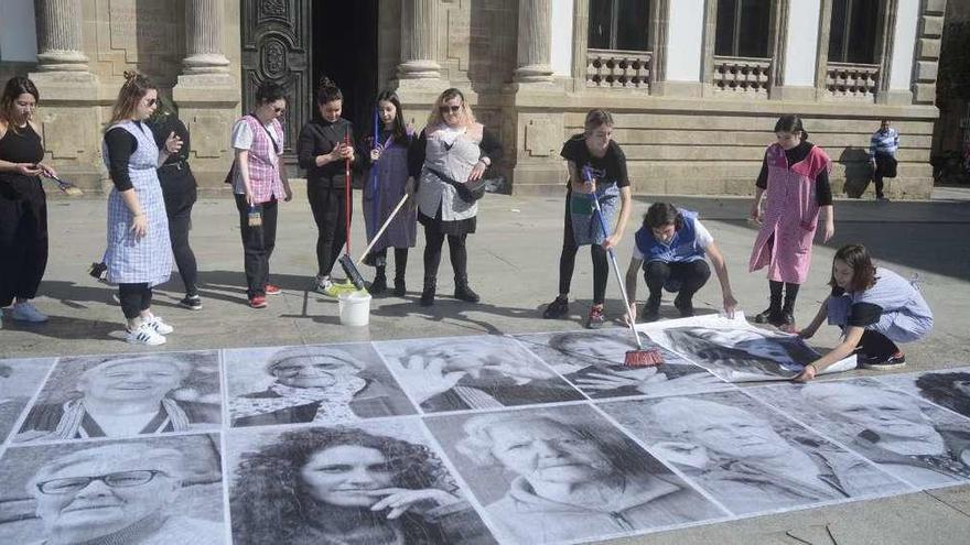 Un grupo de artistas prepara las fotografías de gran formato para la intervención efímera. // Rafa Vázquez