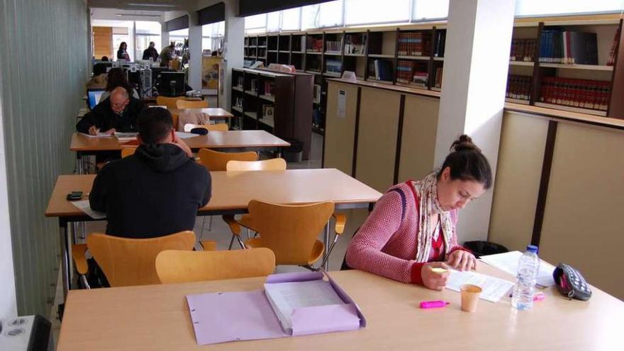 Usuarios en la Biblioteca Municipal de Redondela.  // FdV