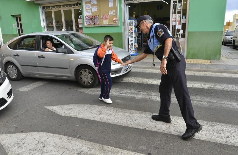 GÁLDAR.  Pepe, policía local de Gáldar, que se ha hecho viral por un vídeo en el que saluda a todos los niños a la entrada del colegio.  | 20/06/2019 | Fotógrafo: José Pérez Curbelo