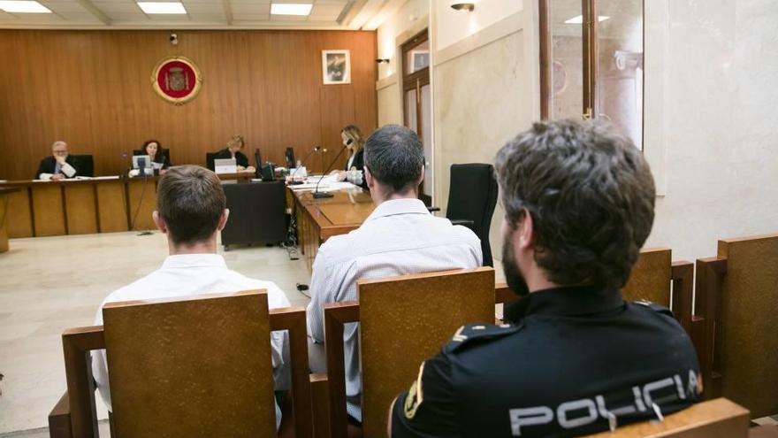 Los dos acusados de trata de seres humanos, ayer durante el juicio en la Audiencia de Palma.