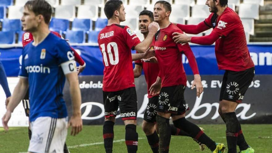 Los jugadores del Mallorca celebran el gol de Raíllo en Oviedo.