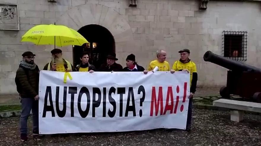 Protesta de los antiautopista ante el Consolat