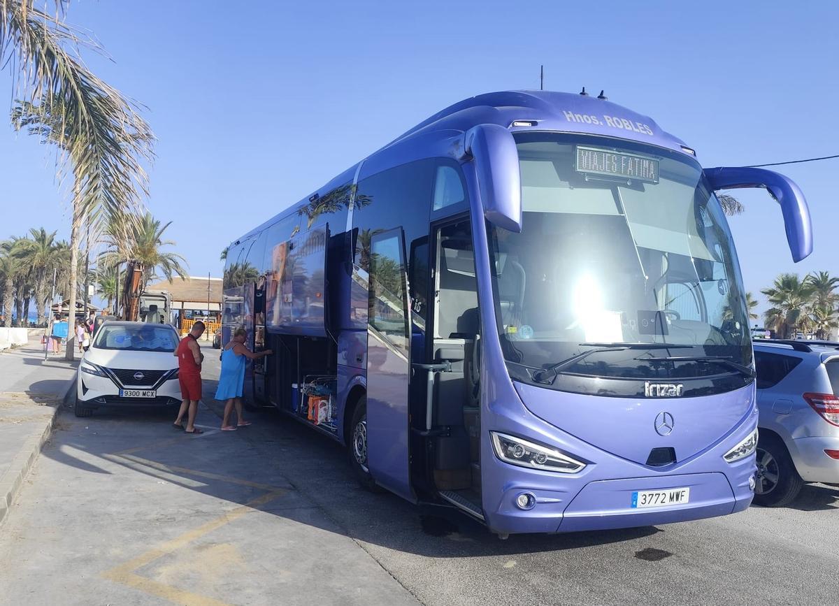 Usuarios de Viajes Fátima suben al autobús de regreso a Córdoba.