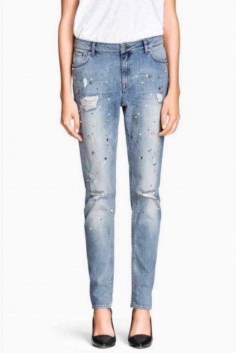 Pantalones vaqueros elásticos con talle bajo y adornos de tachuelas. En H&M por 39,99 €.