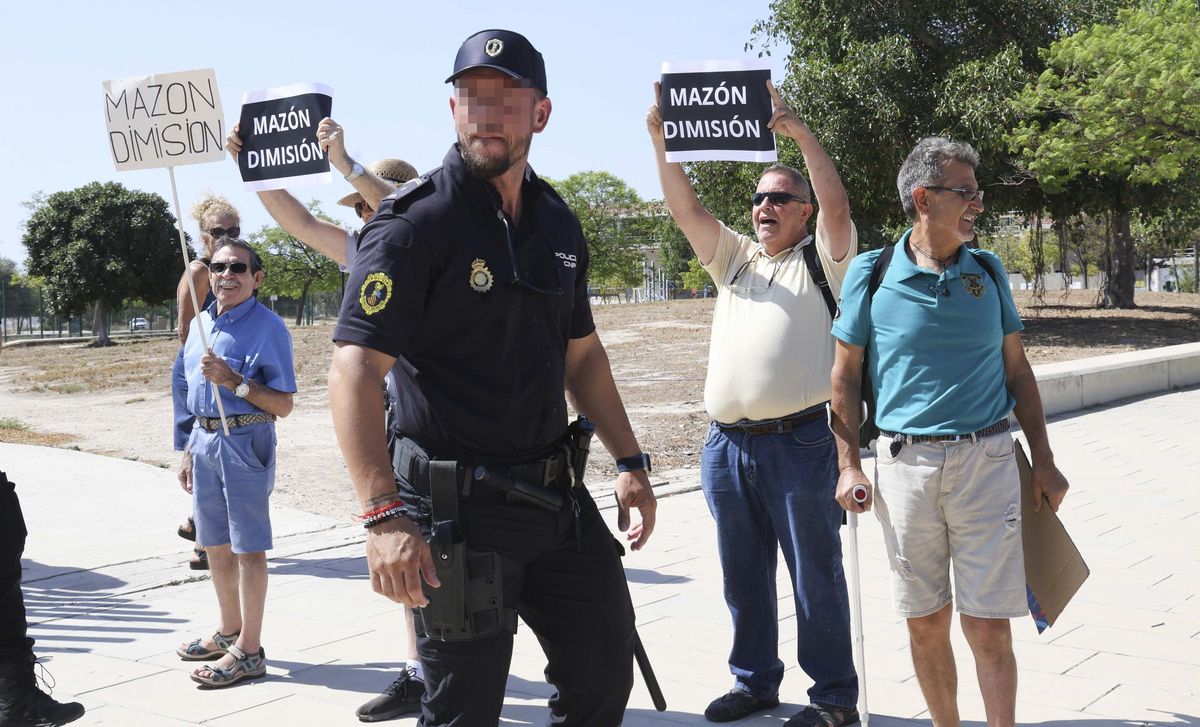 Los padres de Esther Donate, a la izquierda y la derecha del agente de la Policía Local