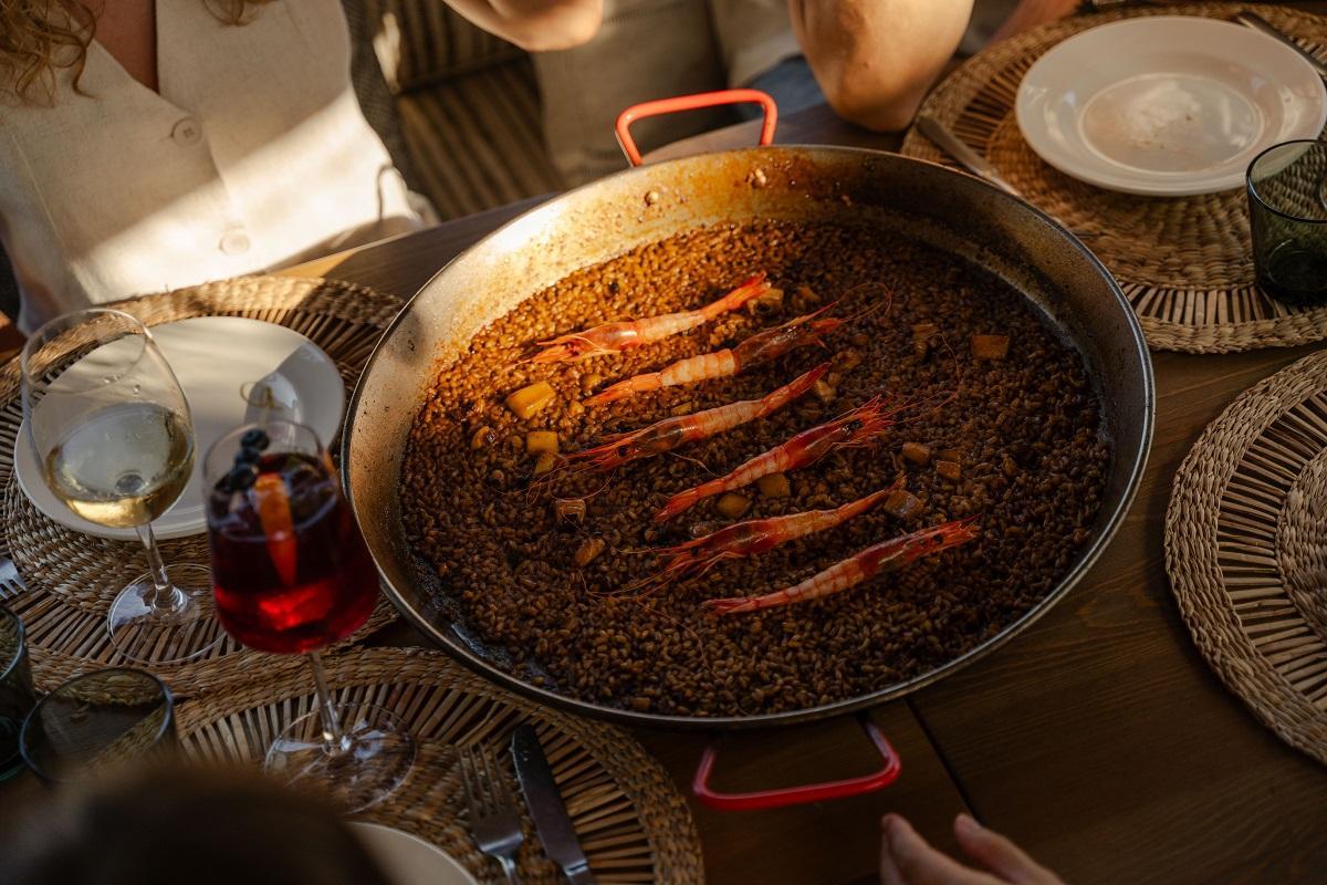 La noche de luna llena combinará gastronomía mediterránea y música en directo.