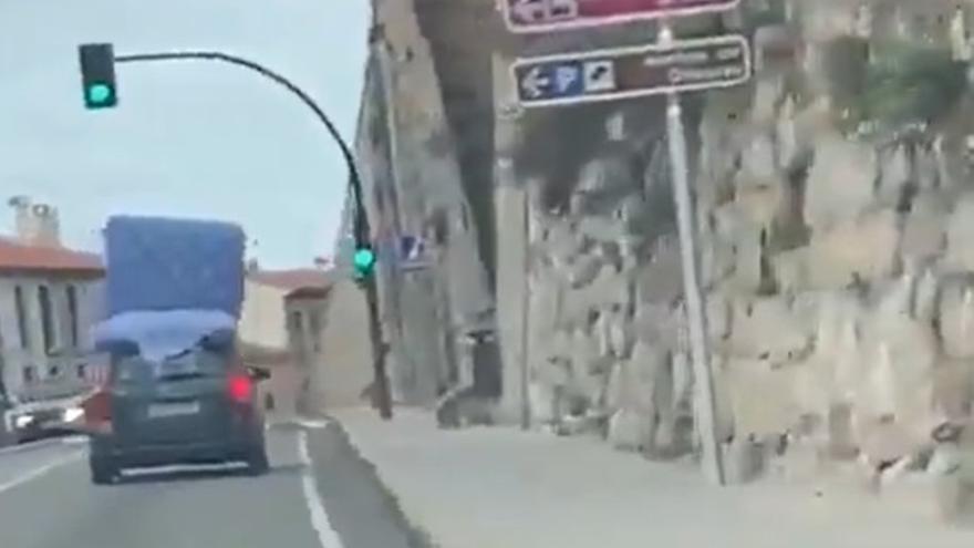 VÍDEO | El coche alfombra de Aladín vuela por las calles de Zamora