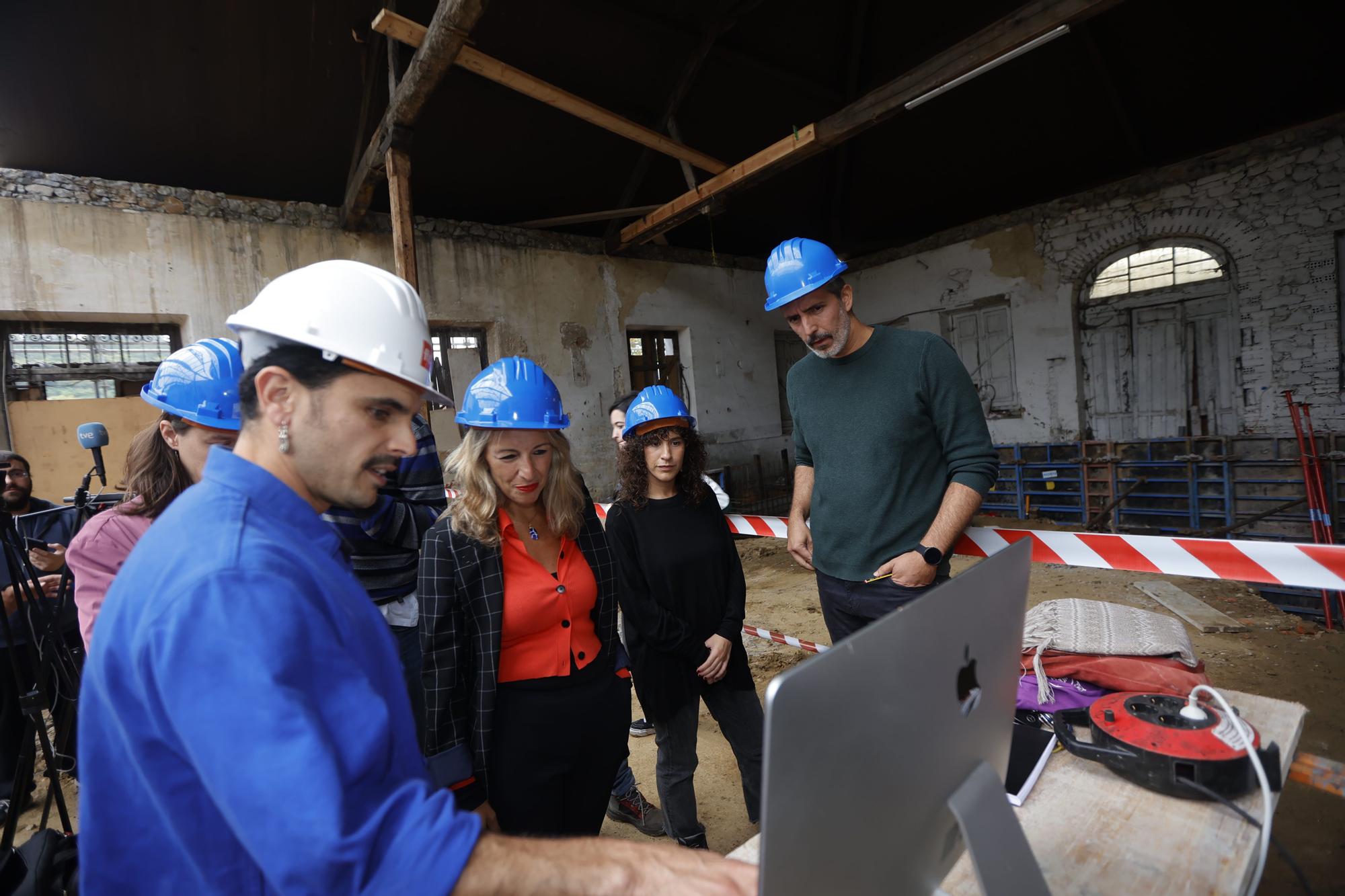 EN IMÁGENES: Así fue la visita de Yolanda Díaz y Rodrigo cuevas a las obras del teatro La Benéfica, en Infiesto