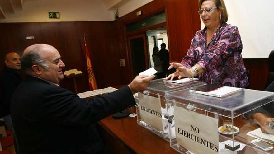 Votaciones en el Colegio de Abogados, ayer, para elegir la Junta Directiva