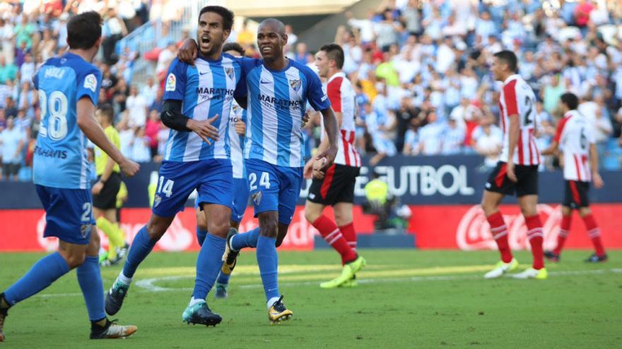 Los jugadores del Málaga CF celebran un gol ante el Athletic Club.