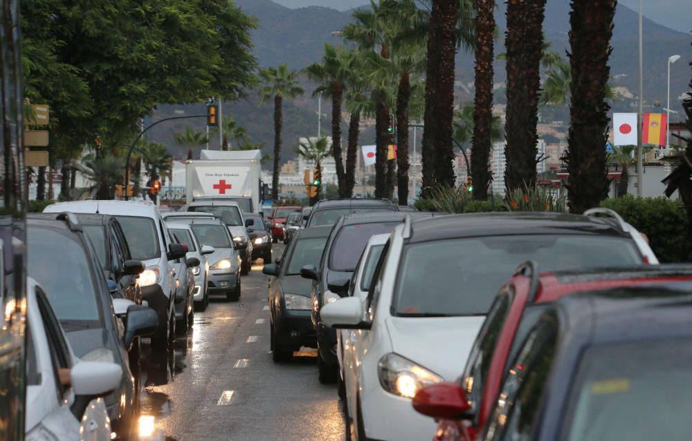 El paseo marítimo de Huelin y la calle Pacífico amanecían inundadas por el agua y provocando retenciones de tráfico.