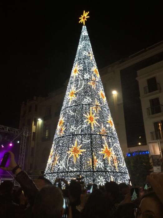 Un espectáculo de luz y sonido, actuaciones infantiles y un concierto de Siempre Así han dado la bienvenida a las fiestas en el Centro de Málaga