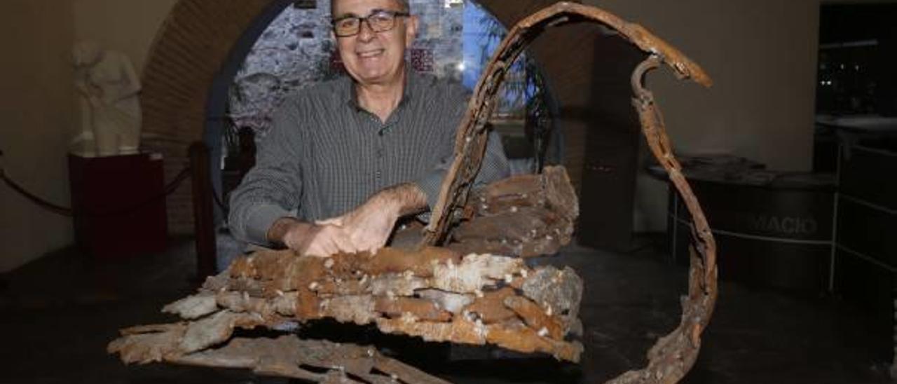 Herminio Pérez Garrigues junto a la «Paloma de la Paz» de su creación, en Alzira.