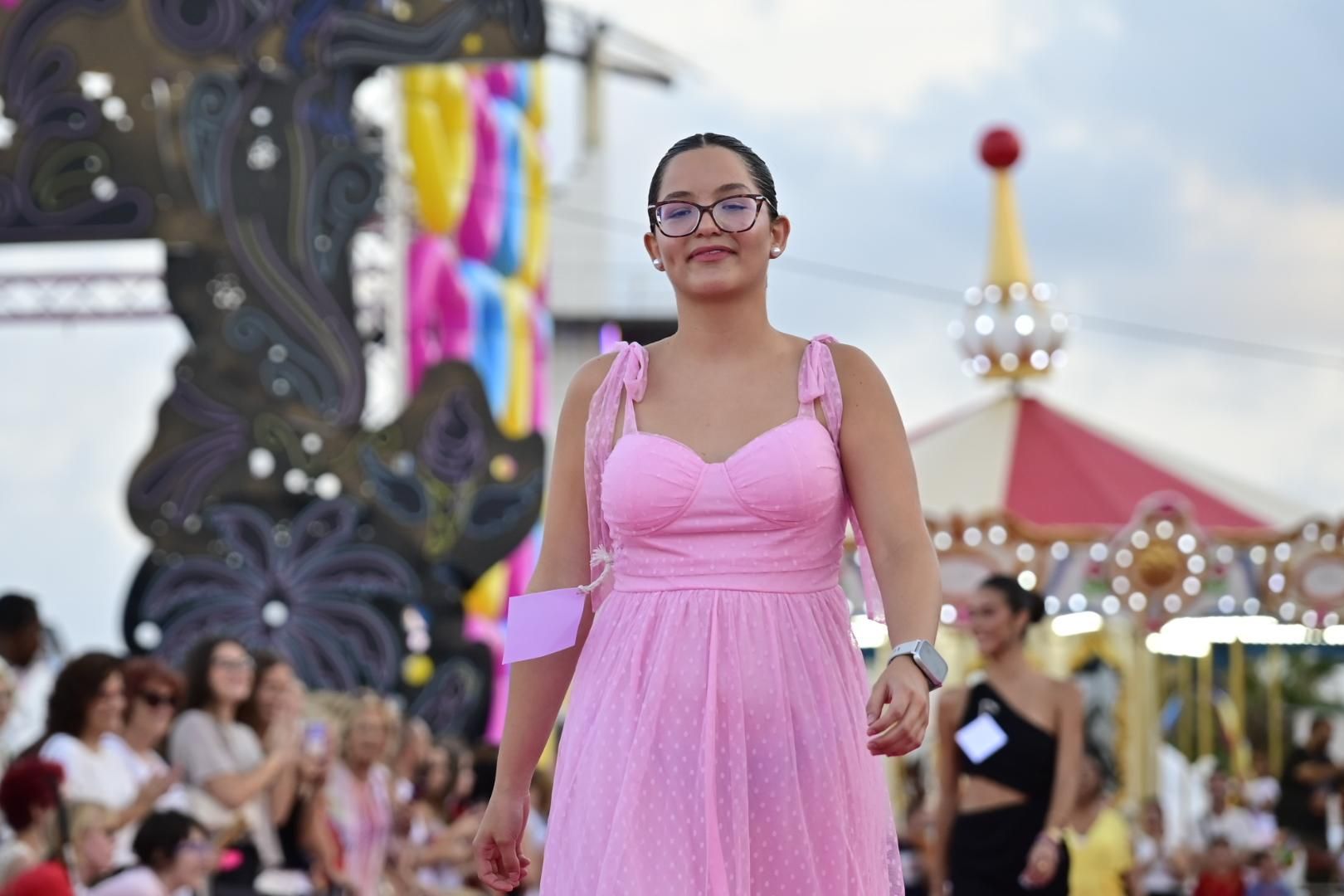El Moll de Costa se viste de moda con el desfile solidario de Cáritas