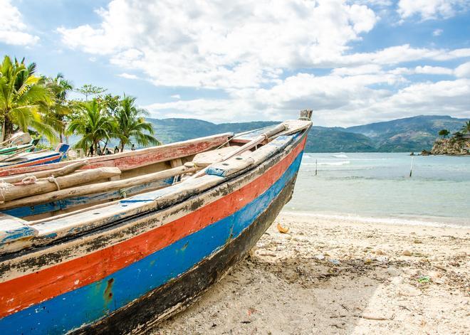 Destinos no recomendados 2023 - Haití, playa con barca