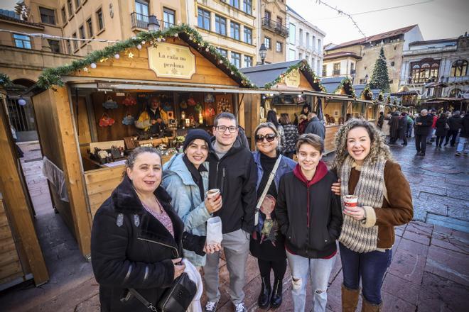 Un paseo por el mercado de Navidad de Oviedo