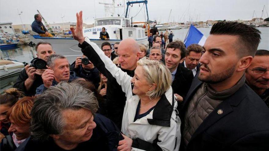 Le Pen hace campaña a bordo de un pesquero para marcar distancias con Macron