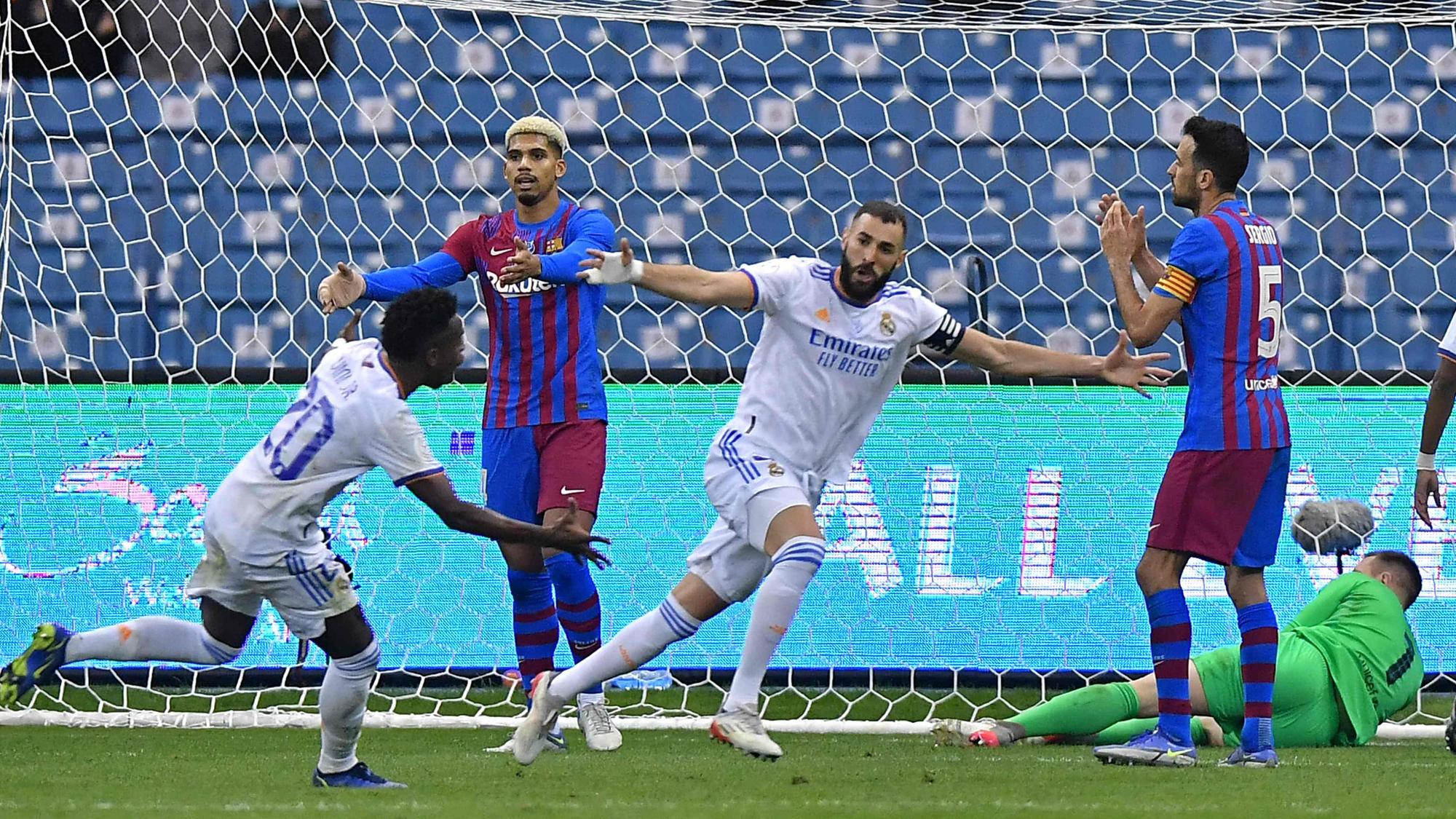 CORRECTION / Real Madrid's French forward Karim Benzema (C) reacts after scoring during the Spanish Super Cup semi-final football match between Barcelona and Real Madrid at the King Fahad International stadium in the Saudi capital Riyadh on January 12, 2022. (Photo by AFP) / “The erroneous mention[s] appearing in the metadata of this photo by Fayez Nureldine has been modified in AFP systems in the following manner: [-] instead of [Fayez NURELDINE]. Please immediately remove the erroneous mention[s] from all your online services and delete it (them) from your servers. If you have been authorized by AFP to distribute it (them) to third parties, please ensure that the same actions are carried out by them. Failure to promptly comply with these instructions will entail liability on your part for any continued or post notification usage. Therefore we thank you very much for all your attention and prompt action. We are sorry for the inconvenience this notification may cause and remain at your disposal for any further information you may require.”