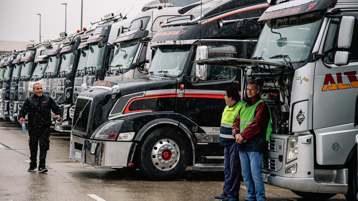 El sector del transporte cumple hoy ocho días de paro indefinido.Transportistas aparcados en el Polígono Industrial-Parque Logístico Barral,  en San Fernando de Henares.