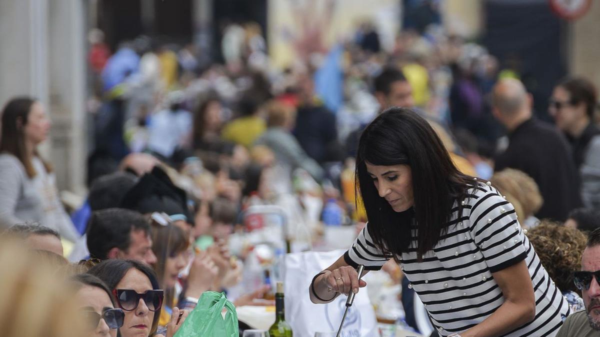 Amigos, peñas y familias comparten mantel: “La fiesta era necesaria”