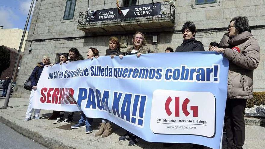 Concentración de trabajadoras del SAF delante del Concello de Silleda en marzo. // Bernabé/Javier Lalín