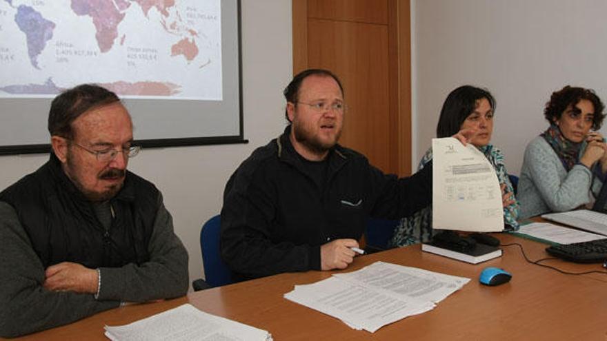 Miembros de Málaga Solidaria, ayer, en rueda de prensa.