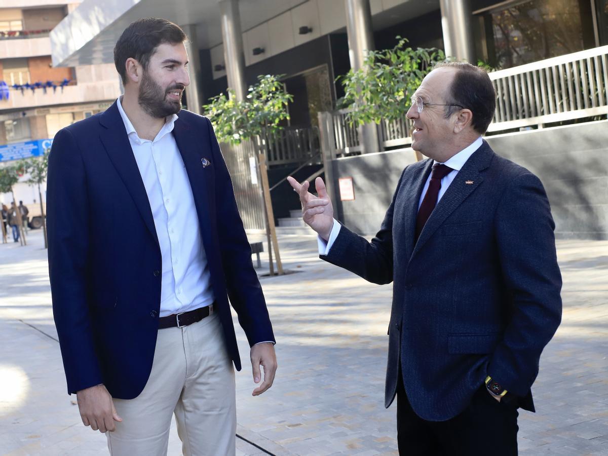 José Ángel Antelo conversa con el el diputado y candidato a la Alcaldía, Luis Gestoso