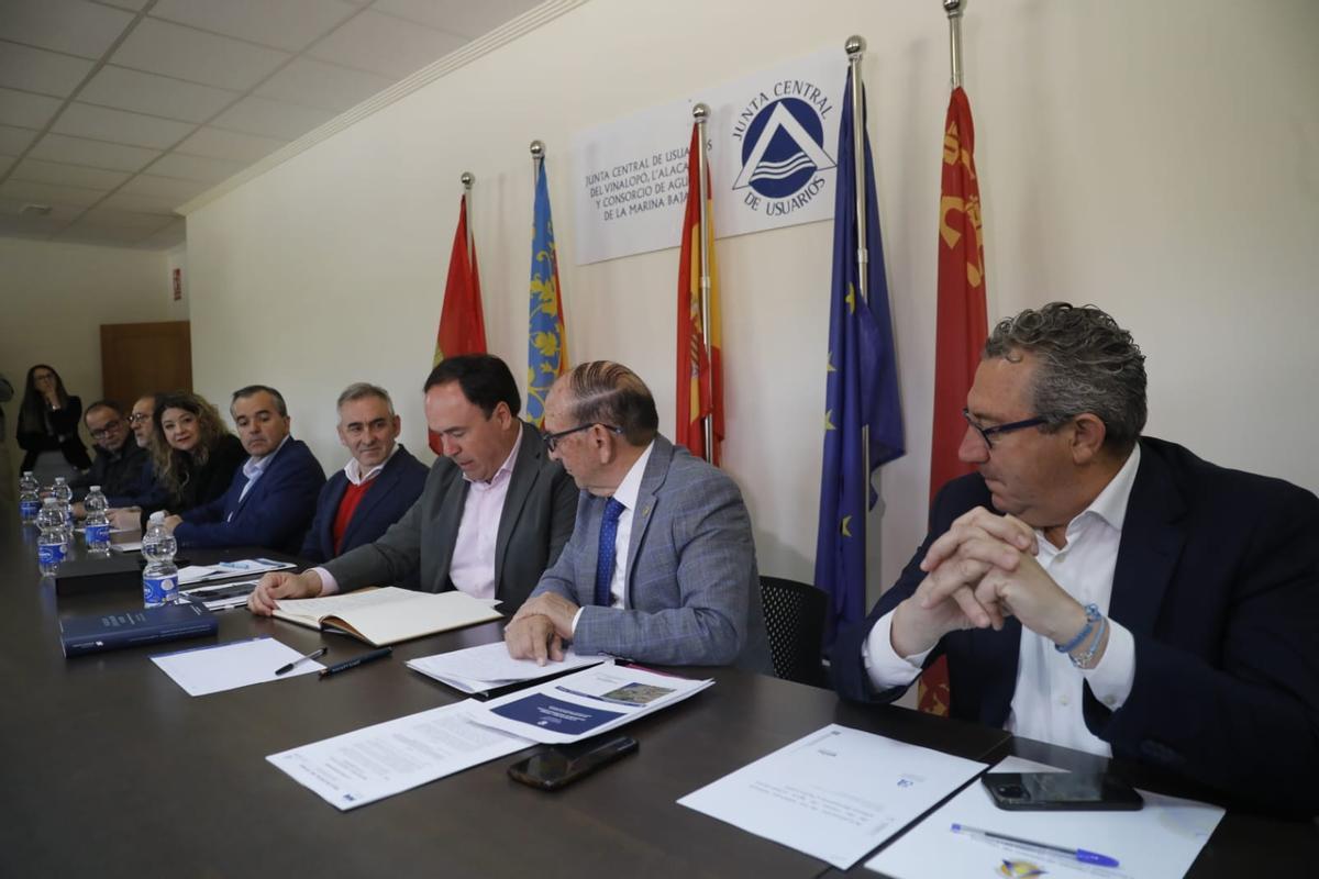 Ángel Urbina, en el centro junto a Llorca y Toni Pérez, que visitaron la sede de la Junta Central de Regantes del Vinalopó en Aspe