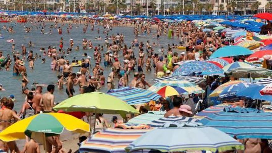 Playas de Benidorm este verano repletas de turistas y de visitantes.