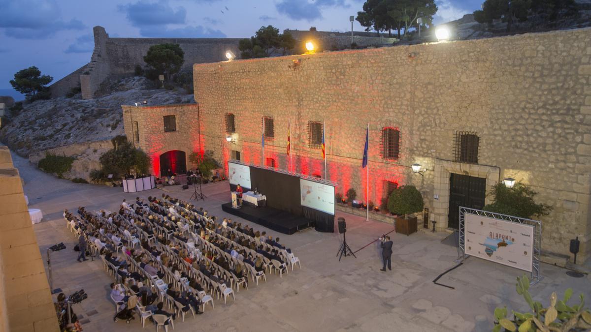 La gala se celebró en el emblemático Patio de Armas del Castillo Santa Bárbara de Alicante.