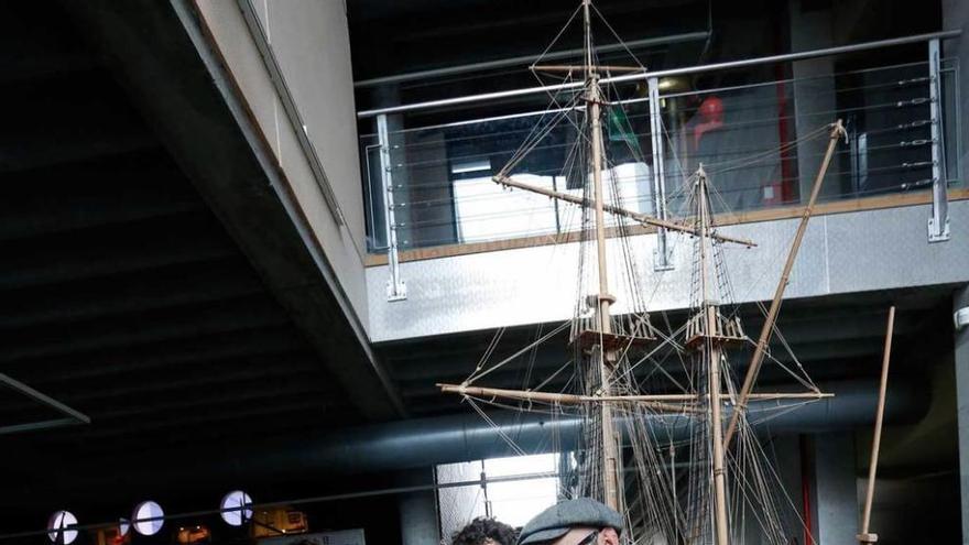 Miembros de la organización y de &quot;Capitán Cavernícola&quot;, ayer, en el Museo Marítimo.