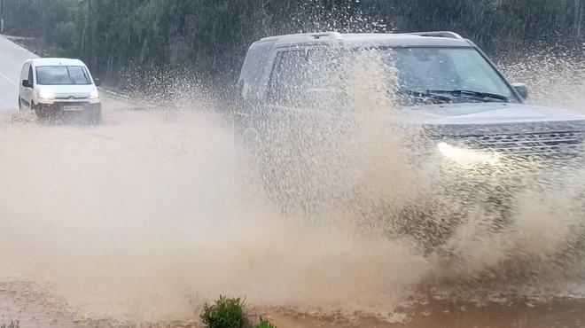 FOTOS | La intensa lluvia provoca el cierre de un tramo de la carretera de Cala Murada a Porto Cristo