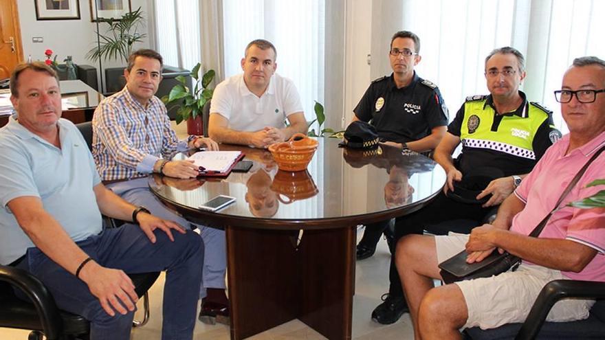 Hernández, Cano y Ruipérez, junto a los jefes de la Policía Local, durante la reunión en Lorquí.