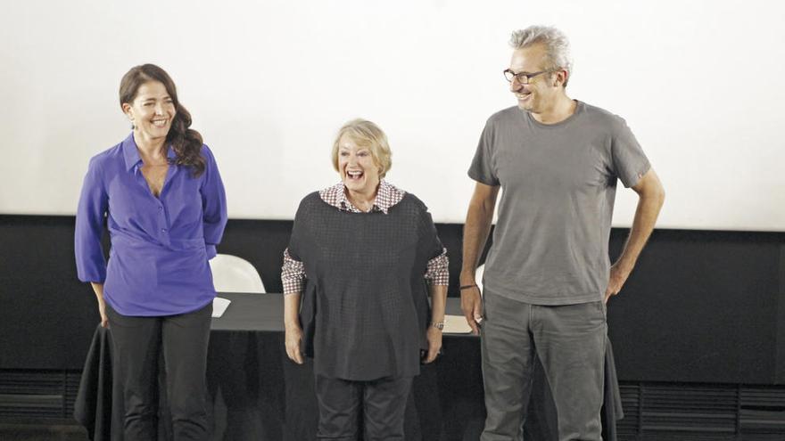 Yvonne Blake (c), Mariano Barroso y Nora Navas.  // EFE