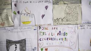 Dibujos infantiles pidiendo la reapertura de la biblioteca colgados en el equipamiento.