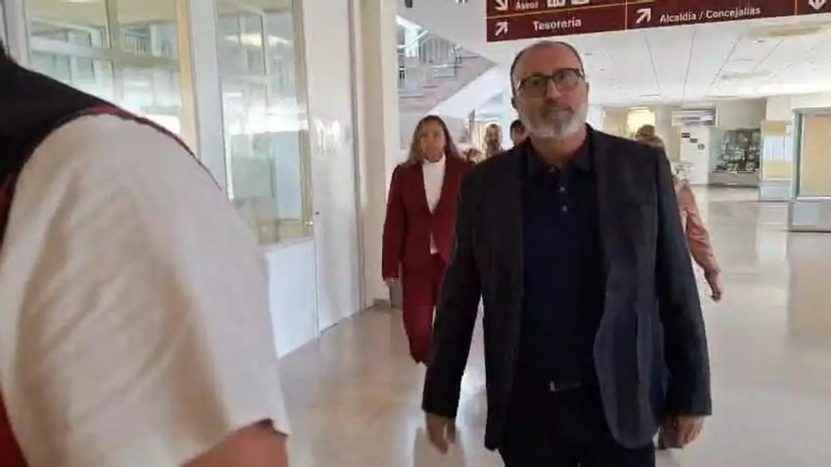 El alcalde de Santa Lucía de Tirajana destituye a tres concejales de Nueva Canarias durante el pleno municipal