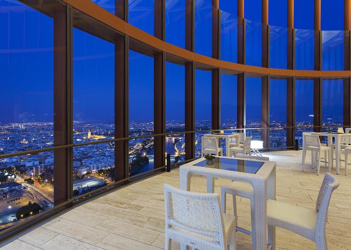 Vistas nocturnas desde el mirador Atalaya de la torre Sevilla.