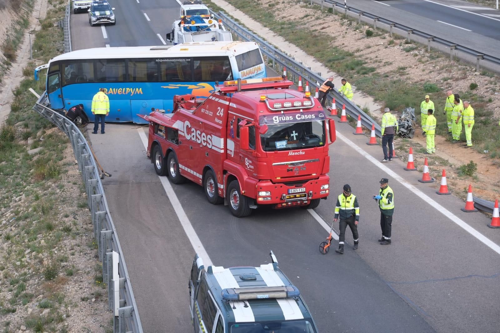 Un autobús invade el sentido contrario en la A31 a la altura del polígono Les Pedreres de Petrer