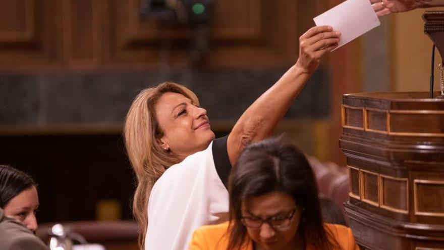 La diputada de Coalición Canaria, Cristina Valido, en una de las votaciones efectuadas ayer para elegir a los miembros de la Mesa del Congreso. | | LOF