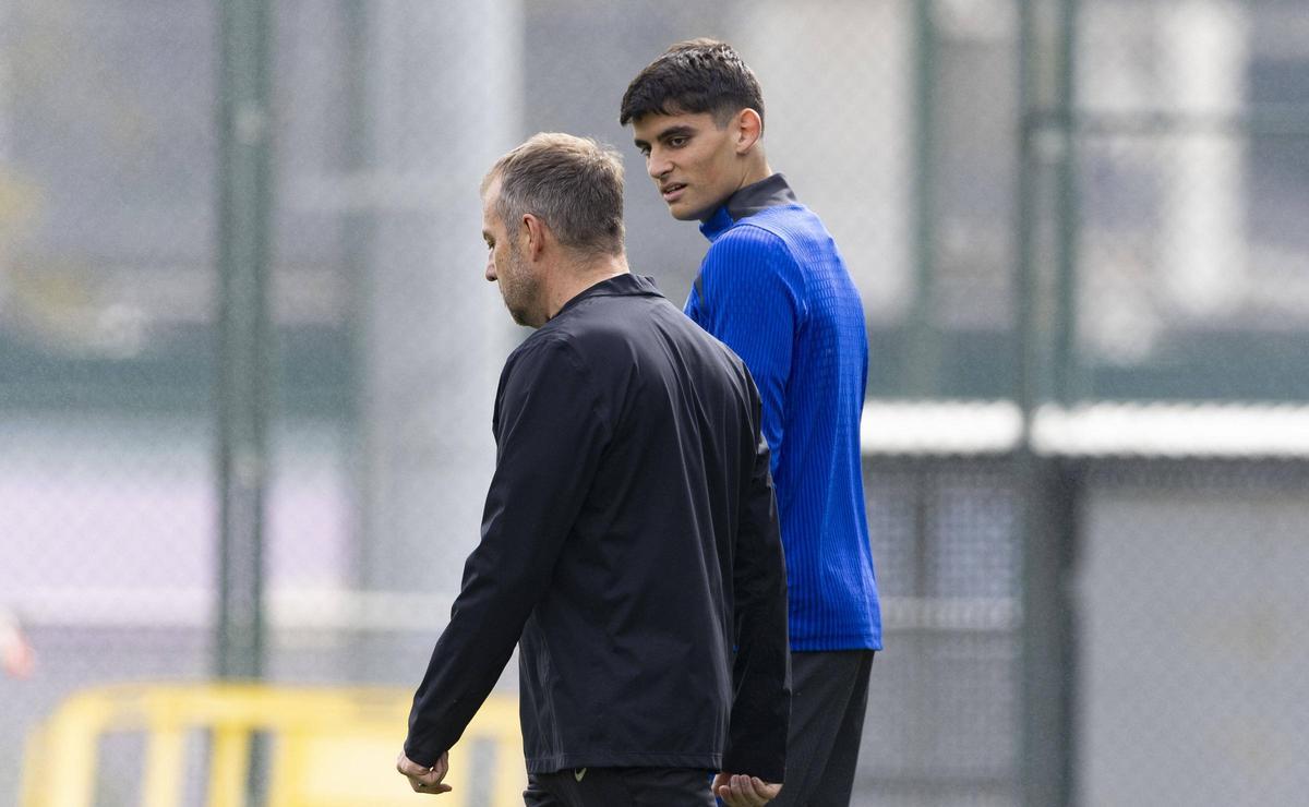 Flick conversa con Gerard Martín en un entrenamiento